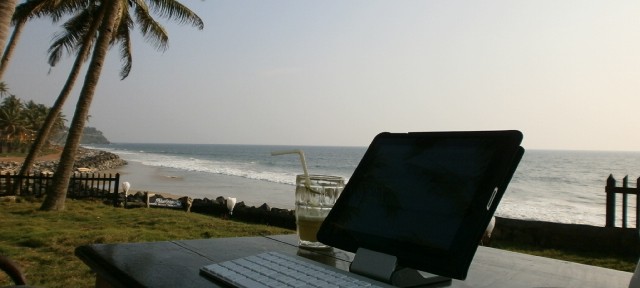 iPad Office unter Palmen