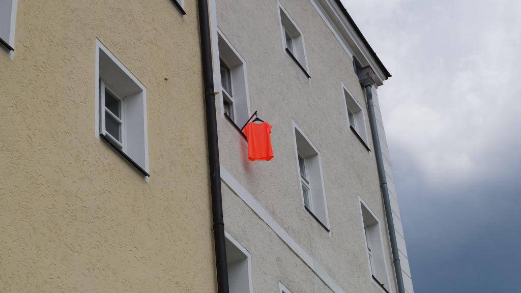 Farbenlehre Sensual Orange Hauswand mit Wäsche, Photo by Kristian Laban