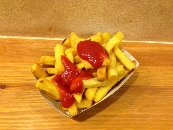 München Pommesfreunde Pommes mit Ketchup