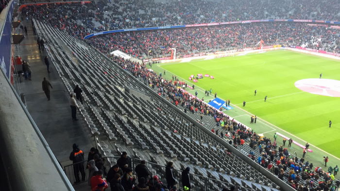 FC Bayern leere Ränge während der Halbzeitpause