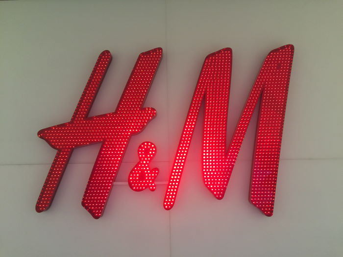 The Dubai Mall H&M Logo